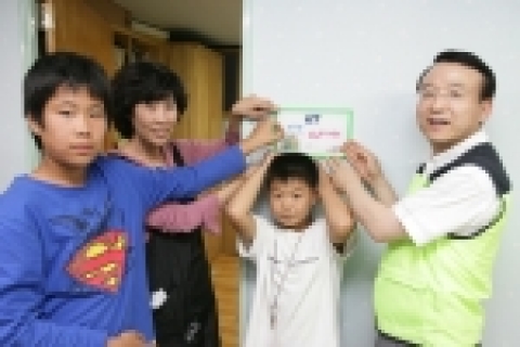 KT 남중수 사장은 28일 추석을 맞아 사랑의봉사단과 함께 성남시 은행동의 공부방‘성남 꿈나무학교’를 찾아 쾌적한 학습 환경을 꾸미기 위한 봉사활동과 공부방 아이들에게 PC와 도서