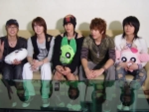 애니메이션의 소재인 ‘쿵야’ 캐릭터 인형을 들고 있는 SS501 멤버들