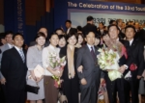 앞줄 우측이 대통령표창을 받은 아시아나항공 서울국제여객지점장 송종웅 상무, 앞줄 우측 두번째가 강주안 아시아나항공 사장