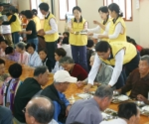 대한주택보증은 영등포구 관내 무의탁 노인 120여명을 초청하여 흥겨운 놀이마당, 마술공연을 관람하는 한편 행사 후 노인들에게 생필품을 전달하기도 했다