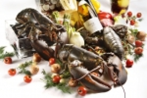 코엑스 인터컨티넨탈 호텔의 30층에 위치하여 전망이 아름다운 레스토랑 ‘스카이 라운지’에서는 10월 1일부터 두 달간 신선한 바닷가재를 이용한 4코스의 세트 메뉴를 선보인다.