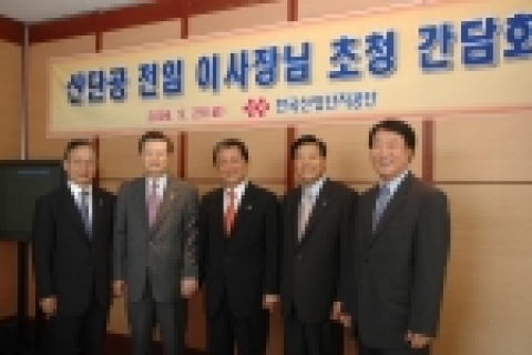 좌로부터 김동근 개성공업지구관리위원회 위원장(제4대), 허태열 한나라당 의원(제1대, 전 사무총장), 김덕규 열린우리당 의원(제2대, 전 국회부의장), 이효진 동신대 교수(제3대)