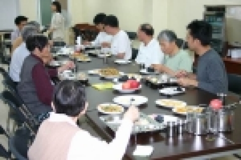 추석을 맞아 ‘새빛 요한의 집’에서 시각장애 노인들에게 명절음식을 차려드리는 ‘사랑의게임나누미’ 봉사단

