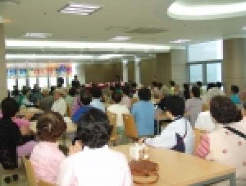부산정보대학 사회봉사단(단장 정순용)은 28일 삼동재가노인봉사센터와 공동으로 지역사회후원처의 후원을 받아 관내 독거노인 100여 명을 초청하여 ‘무의탁 어르신을 위한 사랑의 선물전