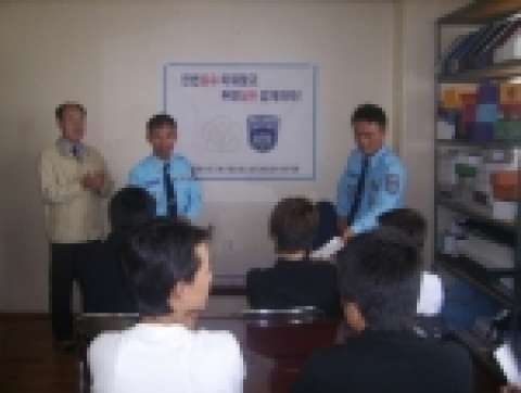 용돈을 전해주는 전칠곤 총무