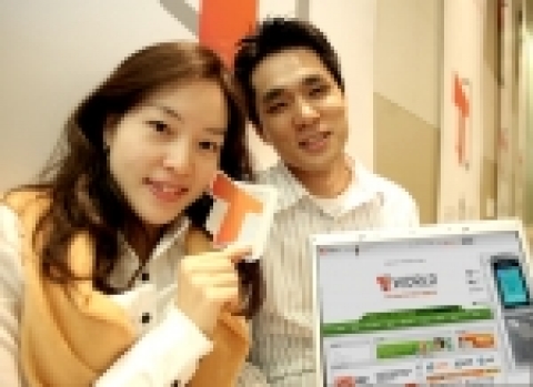 SK텔레콤은 10월 10일부터 기존의 여러 패밀리 사이트들을 통합한 「T  World」(www.tworld.co.kr)를 오픈한다. SK텔레콤 고객들은「T WORLD」를 통해 고객