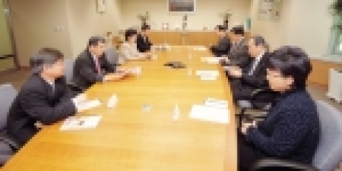 포스코청암재단은 출범 1돌을 맞아 9월 20일 포스코 유관부서장 및 각계의 전문가와 좌담회를 가졌다.사진 왼쪽부터 김진욱 포스코청암재단 기획실장,최광웅 포스코청암재단 상임이사, 윤