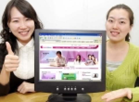 하나로텔레콤 직원들이 고객서비스 중심으로 새 단장한 자사 홈페이지를 보고 있다. 홈페이지를 통해 자신의 라이프스타일에 맞는 다양한 통신 서비스를 골라볼 수 있다.
