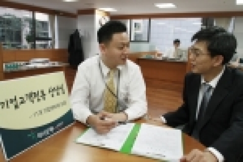 기업고객손님이 기업고객전용 상담실에서 상담하고 있는 모습임.