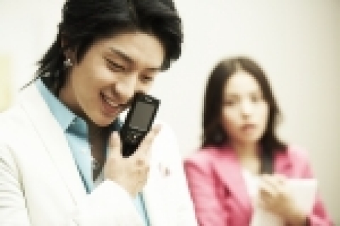 삼성전자는 9일 이준기를 주연으로 내세워 애니콜을 사용하는 한 남자 대학생의 일상생활을 그린 '미니 드라마' 「이준기의 '1인 4색'」을 �
