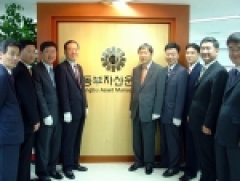 [현판식후 기념촬영] (좌로부터 동부증권 신성호상무, 동부화재 안동규상무, 금융분야 CSO실 이수익부사장, 동부증권 정종열사장, 김호중사장, 동부증권 박종길부사장, 금융분야 CSO실 유용주 상무, 동부자산운용 김영은상무, 이좌근상무)