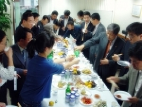 축원고사후 다과회 장면