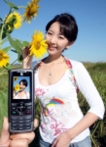 삼성전자는 10일 세계 최초로 1,000만 화소 카메라를 탑재한 '1,000만화소폰(SCH-B600)'을 출시한다고 밝혔다. 총화소 1,036만, 유효화소 1,0