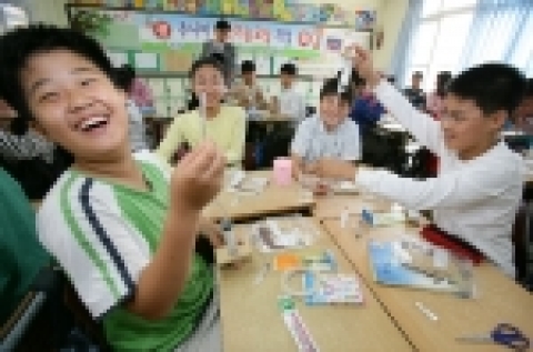 포스코가 이달 10일부터 다음달 28일까지 포항 대도초등학교, 송림초동학교, 포항제철서초등학교 학생 1,200여명을 대상으로 주니어 공학기술교실을 연다.