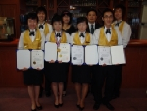 부산정보대학호텔경영과 학생들이  10월 1일 창원컨벤션센터에서 열린 ‘2006 Feel경남엑스포 칵테일 경연대회’ 창작칵테일부문에서 금상을 비롯한 은상, 동상 모두를 수상했다
