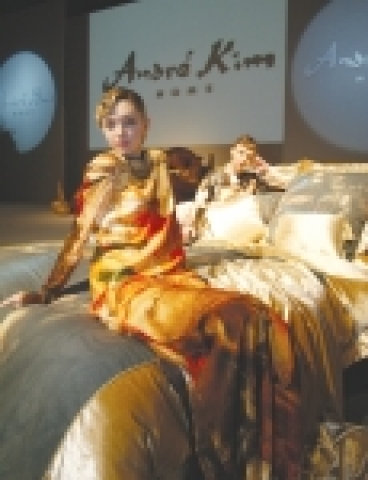 GS홈쇼핑은 앙드레김이 디자인한 토털 침구 인테리어 브랜드 <앙드레김 홈 (Andre Kim Home)> 탄생을 기념해 제품 발표회를 가졌다.