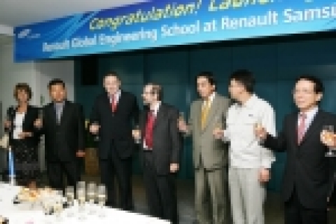 르노삼성자동차는 10일 오전 장 마리 위르띠제 사장(좌측에서 3번째)을 비롯하여 르노그룹 드비르 빌 빌 부사장(좌측에서 4번째),  가또 부사장(좌측에서 5번째) 및 관계자 100