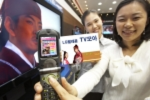 TV모아 서비스로 방송 프로그램을 먼저 휴대폰에서 시청하고 있는 모습.