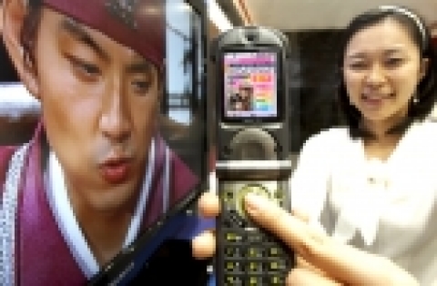 TV모아 서비스로 방송 프로그램을 먼저 휴대폰에서 시청하고 있는 모습.