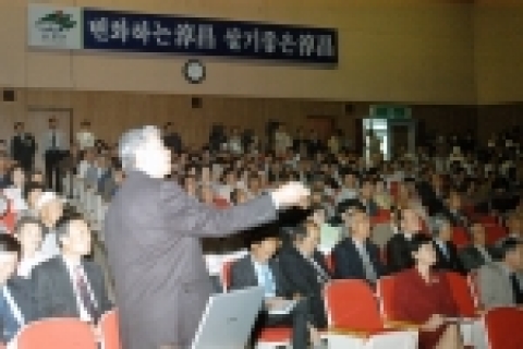 2004년도 제1회 국제백세인 심포지엄에서 발표하는 미국의 푼교수