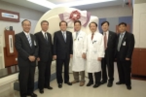 국립암센터(원장 유근영)는 10월 11일 영상유도방사선치료기인 토모치료기(Tomotherapy)를 도입 설치하고 본격적인 치료에 들어갔다.