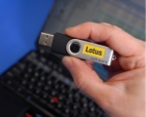 IBM은 USB 또는 iPod와 같은 소형 저장기기를 통해 이메일, 문서양식, 웹상의 협업 툴 등을 휴대할 수 있는 기능을 갖춘 로터스 노츠/도미노 버전 7.0.2 제품을 발표했다.
