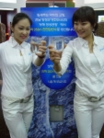 10월 12일부터 나흘간 서울 서초구 양재동 에이티센터 전시장에서 열리는 ‘2006 서울국제음식산업박람회’에 참가한 보해양조(대표이사 임건우)가 전시부스에 전남 장성군 장성읍 영천
