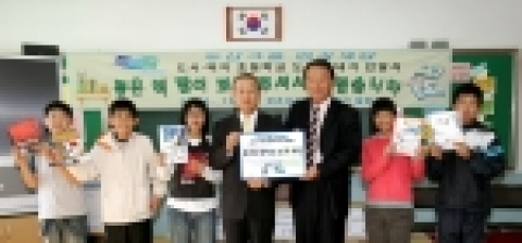 중앙왼쪽 : 박용현 연강재단 이사장 
중앙오른쪽 : 김현규 창촌 초등학교 교장 
