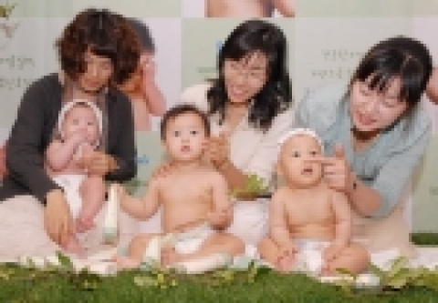 세계적인 베이비 스킨 케어 브랜드 존슨즈 베이비가 민감하고 건조해 지기 쉬운 아기 피부를 위한 자연 성분 함유 프리미엄 라인, ‘존슨즈 베이비 수딩 내추럴’ 출시를 기념하여, 10