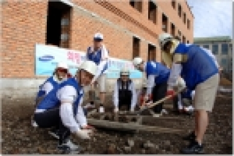 지난 7월 삼성전자 반도체총괄 자원봉사단은 몽골에서 장애인 학교 기숙사 부지 평탄화 공사 등 현지 봉사활동을 펼쳤으며 오늘 오후에 몽골 교육부 차관, 삼성 및 월드비전, 학교 관계
