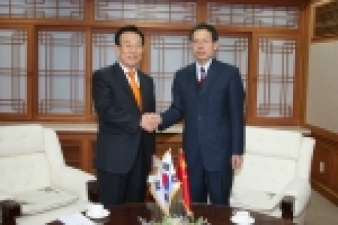 김관용경상북도지사(左)와 티옌빠오쩐(田寶珍) 중국 총영사(右)
