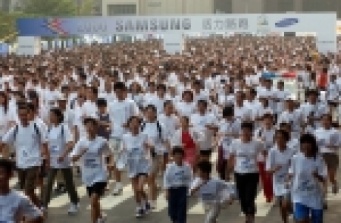 대만 현지 대표적인 이벤트로 자리잡은 '제2회 삼성 러닝페스티벌'. 3만여명의 타이페이 시민들이 참가하여 '人山人海'를 이루었다.