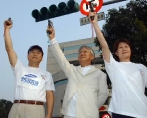출발 신호를 알리는 삼성 중국 본사 박근희 사장(가운데)