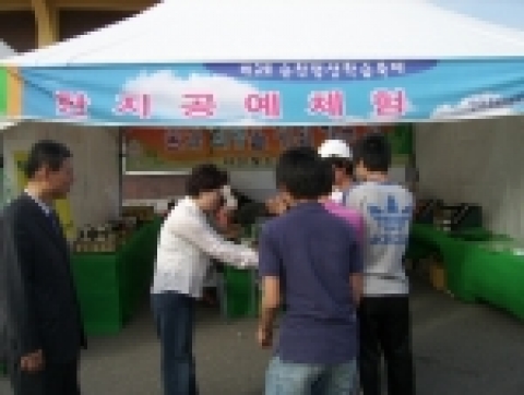 직접만든한지작품을전달받는 수원지부이현주여성후원회장