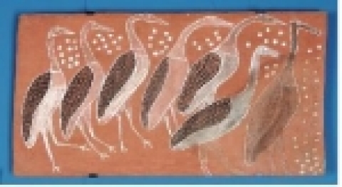  수피 그림(This bark painting) -아르헴 랜드 중부, 밀린짐비 지역에 살던 욜른구족 출신의 메이든단의 작품이다. 흑상어와 물뱀은 욜른구족의 토템 조상으로서 빗살무늬