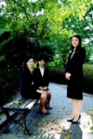 하나금융그룹(사장 윤교중)은 하나은행, 대한투자증권, 하나생명보험 등 전계열사가 공통으로 입는 그룹최초의 공통유니폼을 10월 16일부터 전 계열사에서 착용한다.