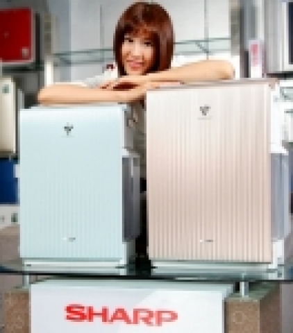 샤프전자는 강력한 +,- 살균이온 샤워기능에 가습 미스트(mist) 이온기능을 채용한 2007년형 신제품 공기청정기 2종(모델명 : KC-6500K, KC-6400K)을 새롭게 출시한다.