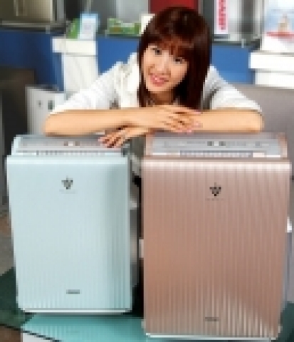 샤프전자는 강력한 +,- 살균이온 샤워기능에 가습 미스트(mist) 이온기능을 채용한 2007년형 신제품 공기청정기 2종(모델명 : KC-6500K, KC-6400K)을 새롭게 출시한다.