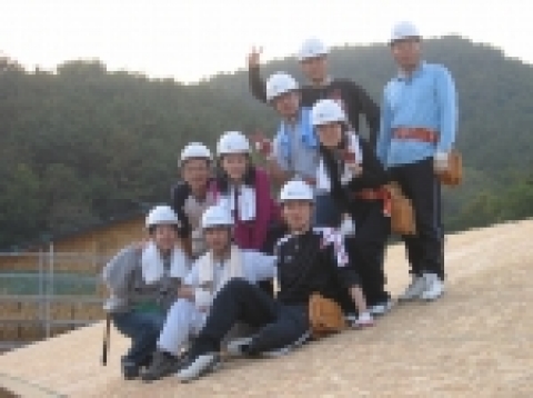 한빛소프트의 봉사동아리 ‘검은 봉다리’가 지난 14일 토요일, 천안의 한국 해비타트 집 짓기 현장을 찾았다