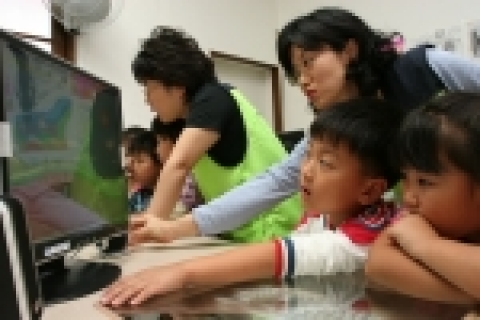 충남본부 서대전 지사 관내 꿈나무지역 아동센터에서 KT사랑의 봉사단 언니들과 같이 즐겁게 공부하고 있다.