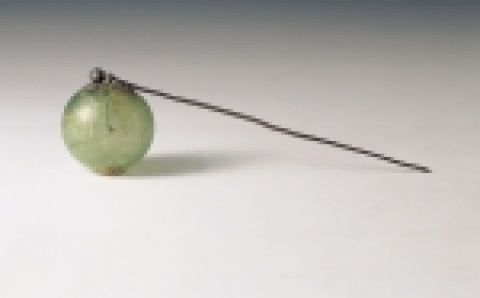 은자루유리공 銀製柄琉璃球 : 부여 하황리 출토
둥근 유리공 위에 얇은 은판으로 된 네 잎사귀 장식을 붙였다. 은은한 유리의 색깔과 정밀한 잎사귀 장식이 특히 아름답다. 
