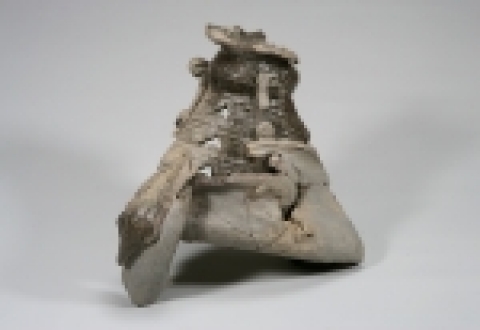 그릇받침편 器臺片 : 청양 학암리 가마터 출토
장고 모양 그릇받침의 불량품으로 심하게 찌그러졌다. 가마터의 폐기장에서 발견되었으며 공주·부여 지역에서 비슷한 모양의 그릇받침이 자