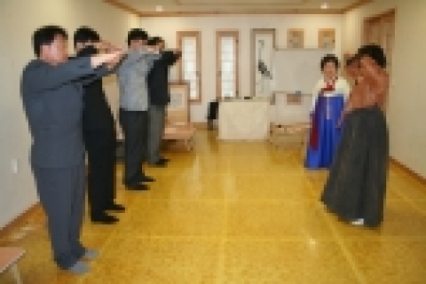 포항제철소 기계설비부(부장 조창환) 직원들이 최근 바쁜 업무 중에 책을 읽으며 마음의 양식을 쌓는 시간을 가졌다.