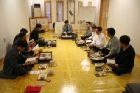 포항제철소 기계설비부(부장 조창환) 직원들이 최근 바쁜 업무 중에 책을 읽으며 마음의 양식을 쌓는 시간을 가졌다.