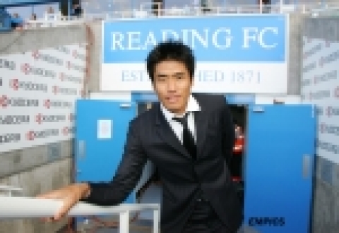 개막전 '맨 오브 더 매치'에 선정되어 가진 인터뷰 직후 포즈를 취하고 있는 설기현