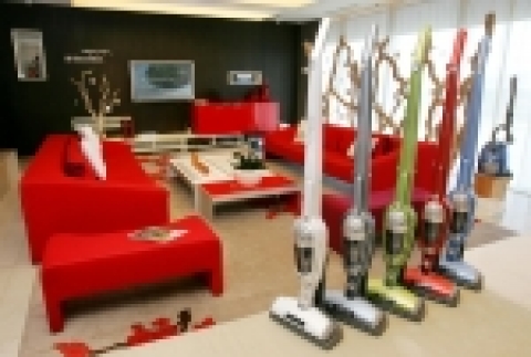 일렉트로룩스 코리아는 세련된 유러피안 디자인으로 청소기를 거실 인테리어 제품으로 끌어 올렸다는 평가를 받고 있는 청소기, ‘에르고라피도’의 업그레이드 모델인 ‘뉴 에르고라피도 5컬