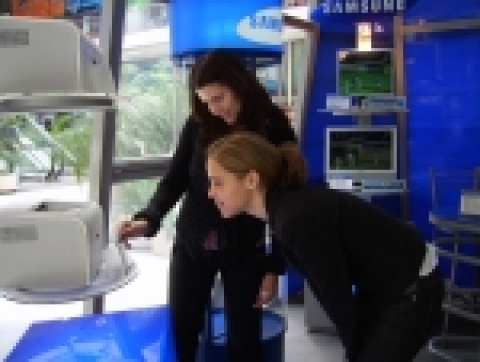 중남미 경제성장률 1위인 아르헨티나서 삼성전자 LCD 모니터가 현지 최우수 모니터로 각광받고 있다. 부에노스 아이레스에 위치한 아르헨티나 최대 IT 유통점인 Air Computer