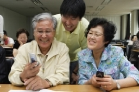 KT(대표이사 사장 남중수)는 휴대전화 사용이 익숙하지 않은 노년층들이 세대간 커뮤니케이션의 벽을 허물 수 있도록 휴대전화 교육을 실시한다.