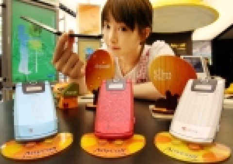 삼성전자가 올 하반기 전략모델로 선보인 울트라에디션 시리즈가 출시 1분기 만에 300만대 판매를 돌파하며 세계 휴대폰 시장에 돌풍을 일으키고 있다. 삼성전자는 울트라에디션 돌풍을 