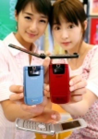 삼성전자가 올 하반기 전략모델로 선보인 울트라에디션 시리즈가 출시 1분기 만에 300만대 판매를 돌파하며 세계 휴대폰 시장에 돌풍을 일으키고 있다. 삼성전자는 울트라에디션 돌풍을 